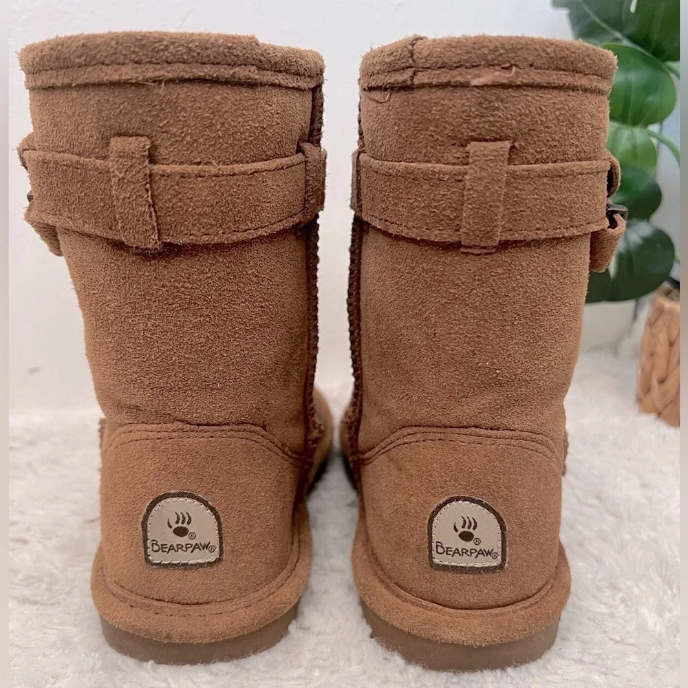 Bearpaw Girl’s Val Youth Boot in Suede Cognac. Size 2